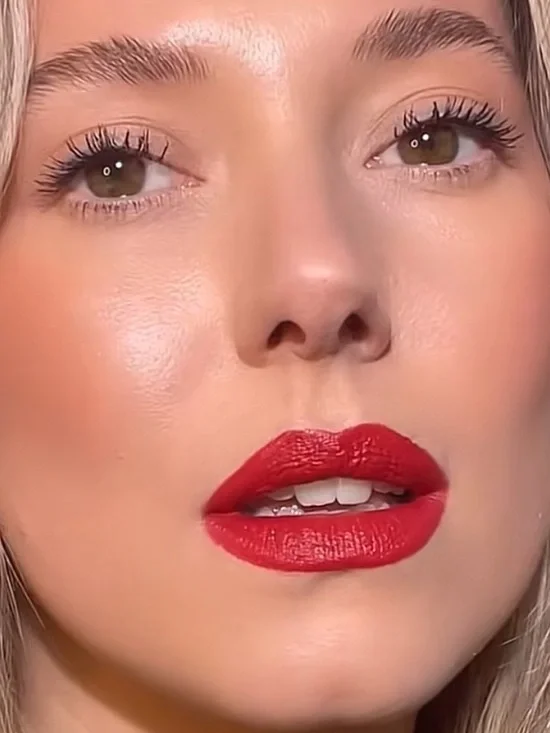 Burberry Kisses Lipstick in Matte Military Red 109 - Limited Edition - Picture 3 of 6